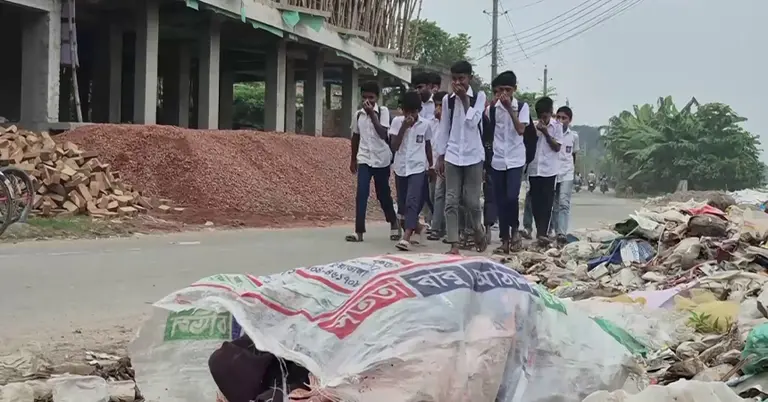 ময়লার ভাগাড় থেকে ছড়াচ্ছে দুর্গন্ধ
